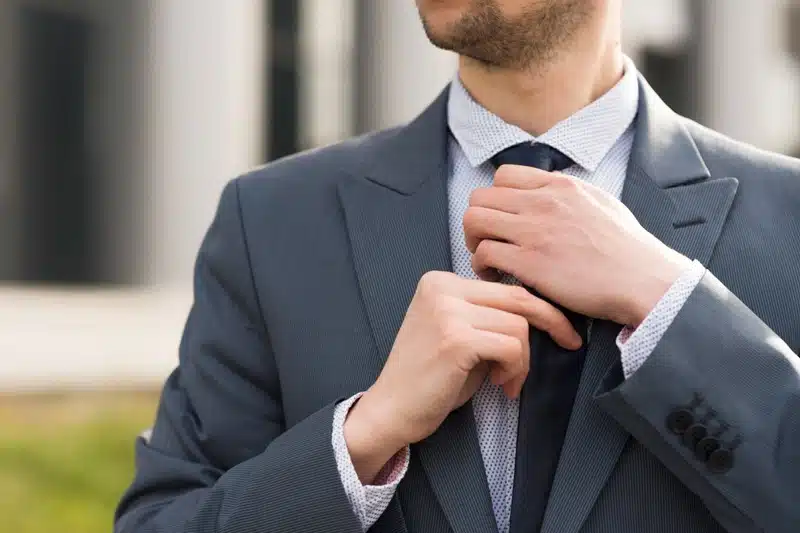 Maîtriser l'art du noeud de cravate Windsor en quelques étapes simples
