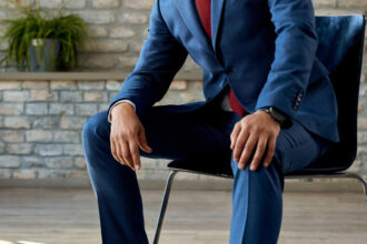 Costume bleu marine et cravate : comment réussir ses associations ?