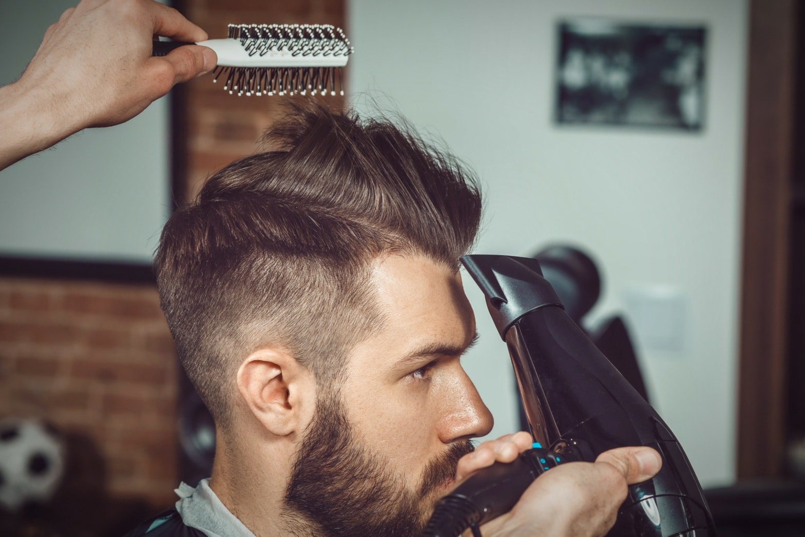 couper les cheveux d’un homme avec des ciseaux