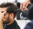 couper les cheveux d’un homme avec des ciseaux