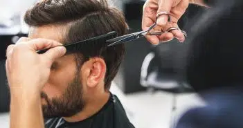 couper les cheveux d’un homme avec des ciseaux