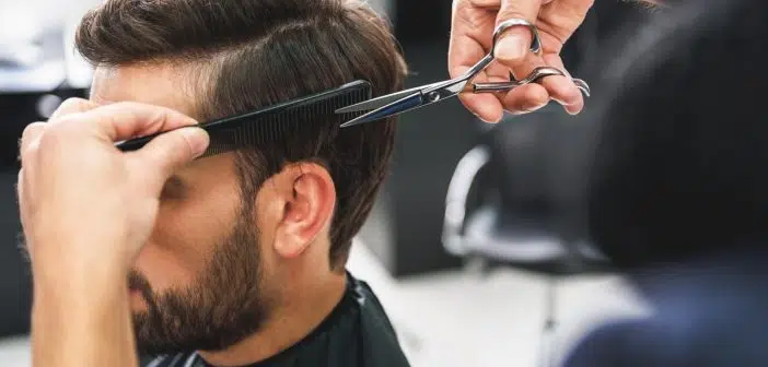 couper les cheveux d’un homme avec des ciseaux