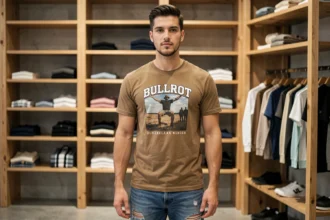 Jeune homme portant un t-shirt Bullrot dans une boutique de streetwear contemporaine, illustration de l'univers visuel de la marque