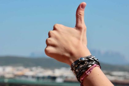 Pourquoi devriez-vous porter un bracelet de perles similaire à celui que portait Johnny Hallyday ?