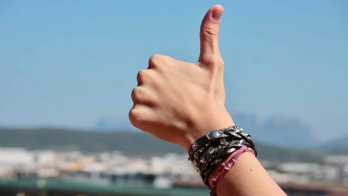 Pourquoi devriez-vous porter un bracelet de perles similaire à celui que portait Johnny Hallyday ?